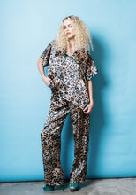 Load image into Gallery viewer, PRE ORDER Silk Resort Pullover in Turquoise Leopard