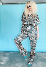 Load image into Gallery viewer, Silk Resort Pullover in Turquoise Leopard